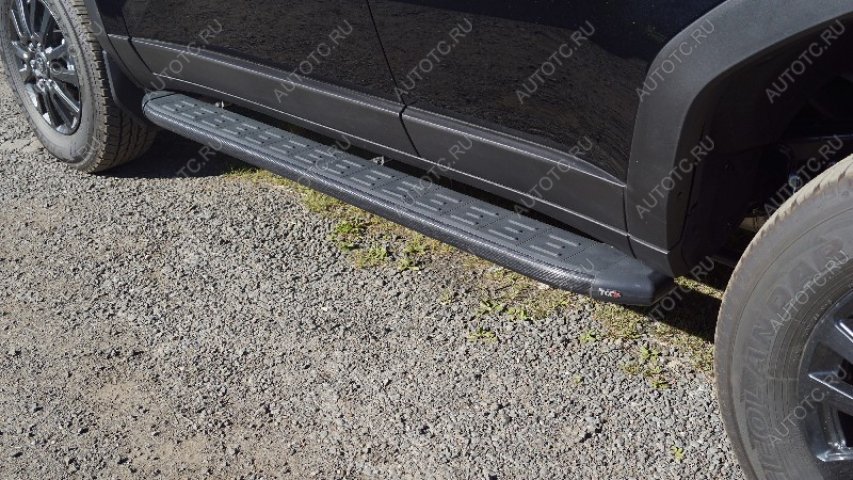 22 999 р. Пороги алюминиевые с пластиковой накладкой ТСС Тюнинг  Toyota Land Cruiser Prado  J250 (2023-2025) (карбон черные)  с доставкой в г. Керчь