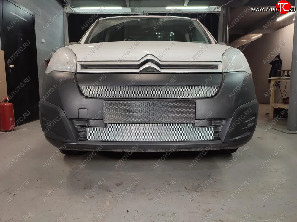2 869 р. Защитная сетка в бампер (низ, ячейка 3х7 мм) Стрелка11 Стандарт  CITROEN Berlingo  B9 (2015-2022) рестайлинг (Хром)  с доставкой в г. Керчь