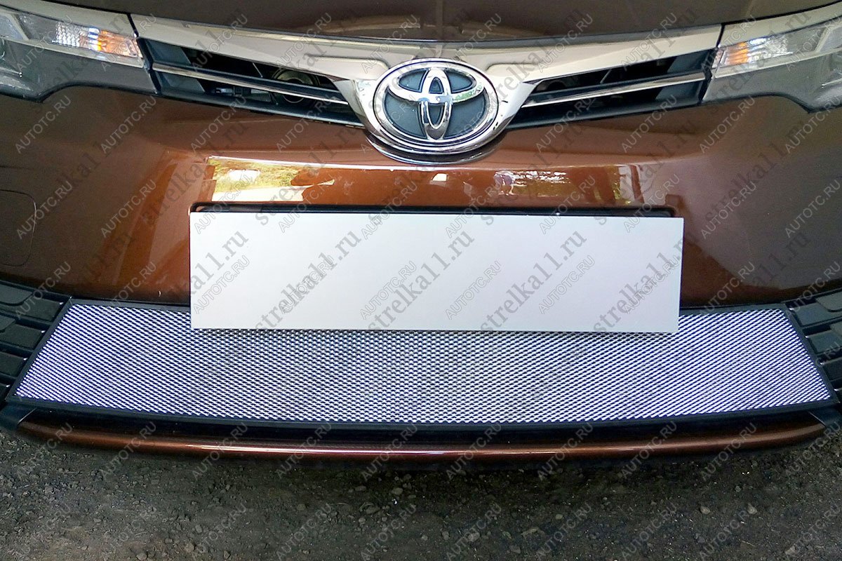 3 099 р. Защита радиатора Стрелка11 Стандарт  Toyota Corolla  E180 (2016-2019) рестайлинг (хром)  с доставкой в г. Керчь