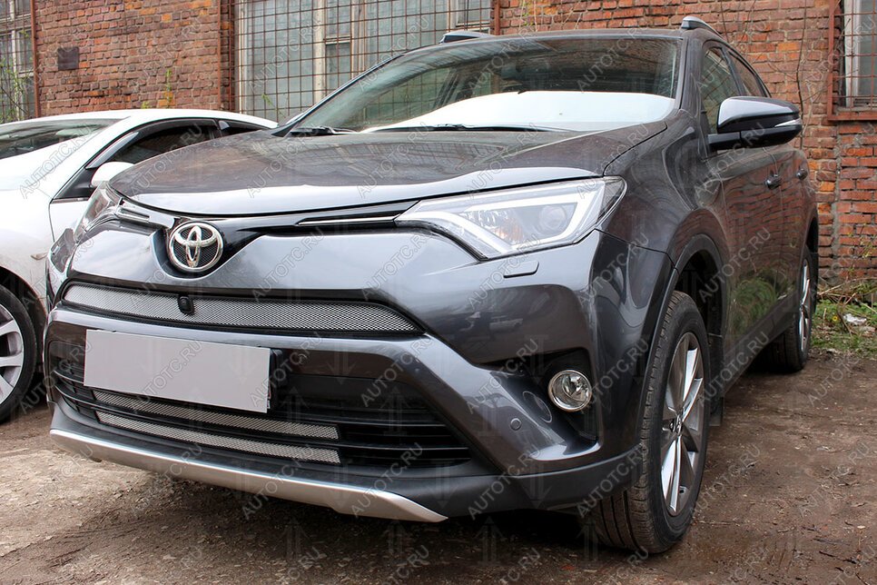 3 079 р. Защита радиатора (верх с камерой) Стрелка11 Стандарт  Toyota RAV4  XA40 (2015-2019) 5 дв. рестайлинг (хром)  с доставкой в г. Керчь