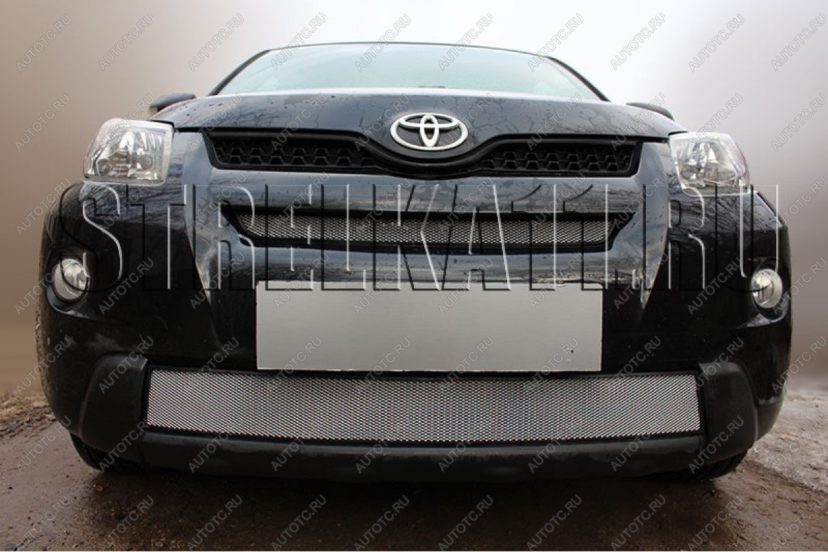 2 799 р. Защита радиатора (верх) Стрелка11 Стандарт  Toyota Urban Cruiser (2008-2016) 5 дв. (хром)  с доставкой в г. Керчь