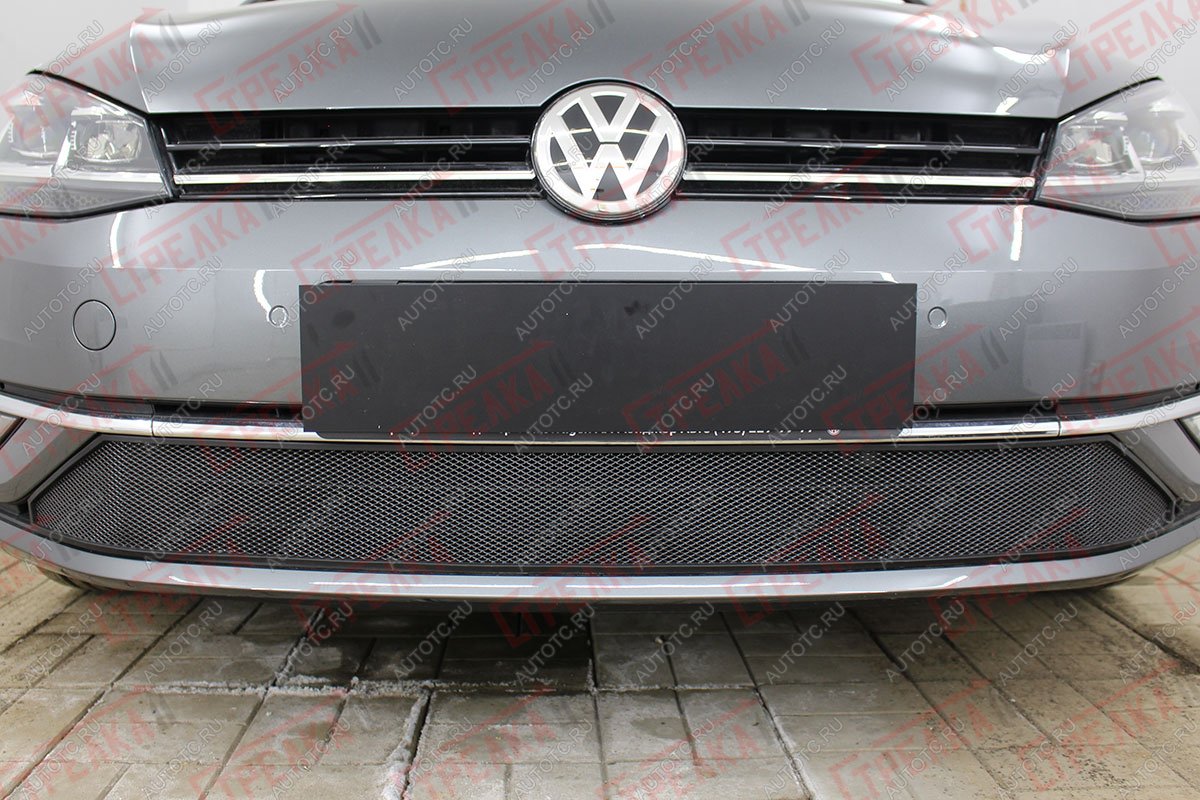 3 099 р.  Защита радиатора Стрелка11 Стандарт  Volkswagen Golf  7 (2017-2020) рестайлинг универсал, рестайлинг, хэтчбэк 5 дв. (черная)  с доставкой в г. Керчь