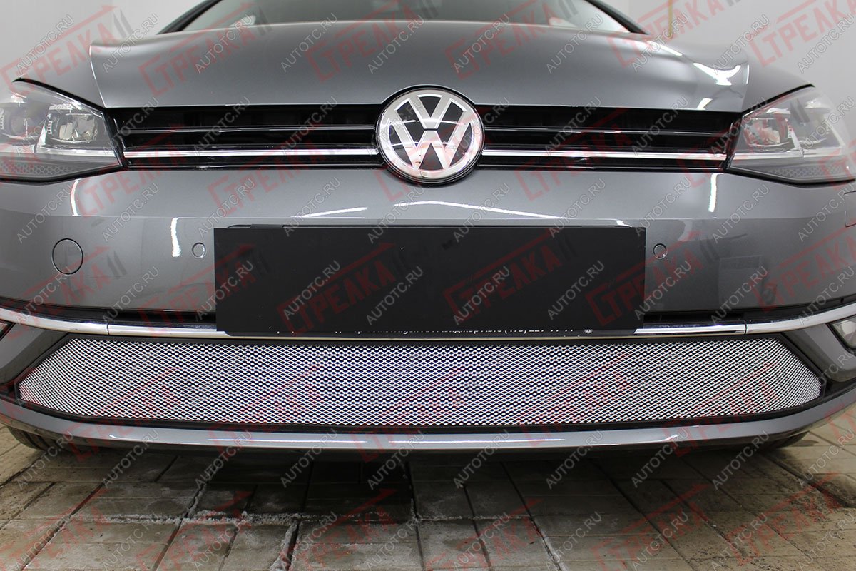 3 279 р. Защита радиатора Стрелка11 Стандарт  Volkswagen Golf  7 (2017-2020) рестайлинг универсал, рестайлинг, хэтчбэк 5 дв. (хром)  с доставкой в г. Керчь