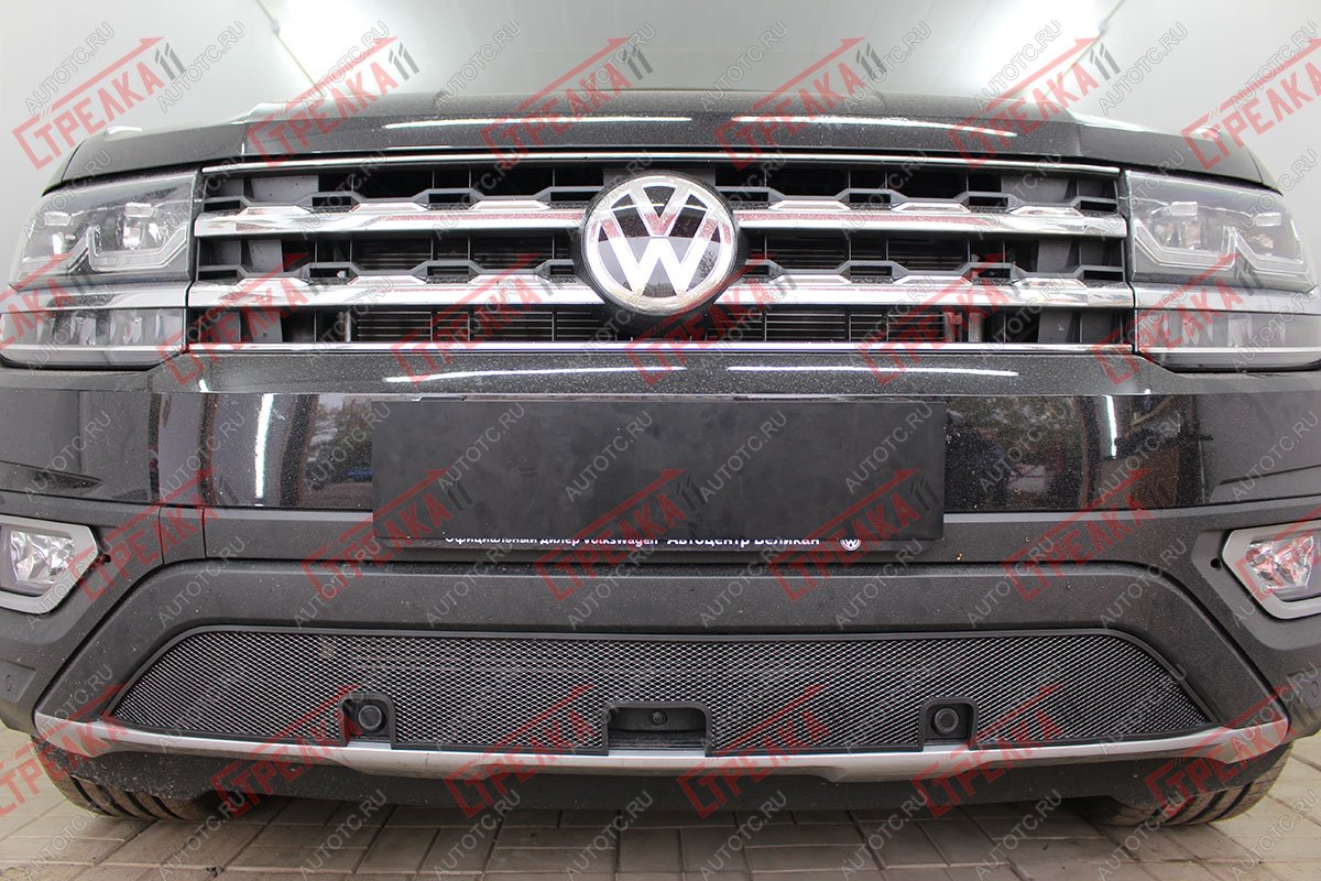3 299 р. Защита радиатора (низ с камерой и парктроником) Стрелка11 Стандарт Volkswagen Teramont CA1 дорестайлинг (2016-2020) (черная)  с доставкой в г. Керчь