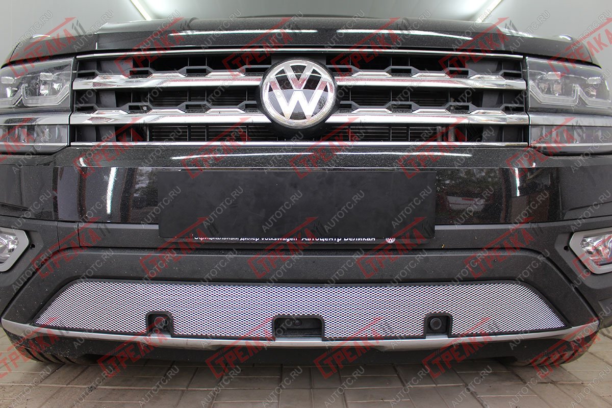 3 499 р.  Защита радиатора (низ с камерой и парктроником)  Volkswagen Teramont  CA1 (2016-2020) дорестайлинг (хром)  с доставкой в г. Керчь