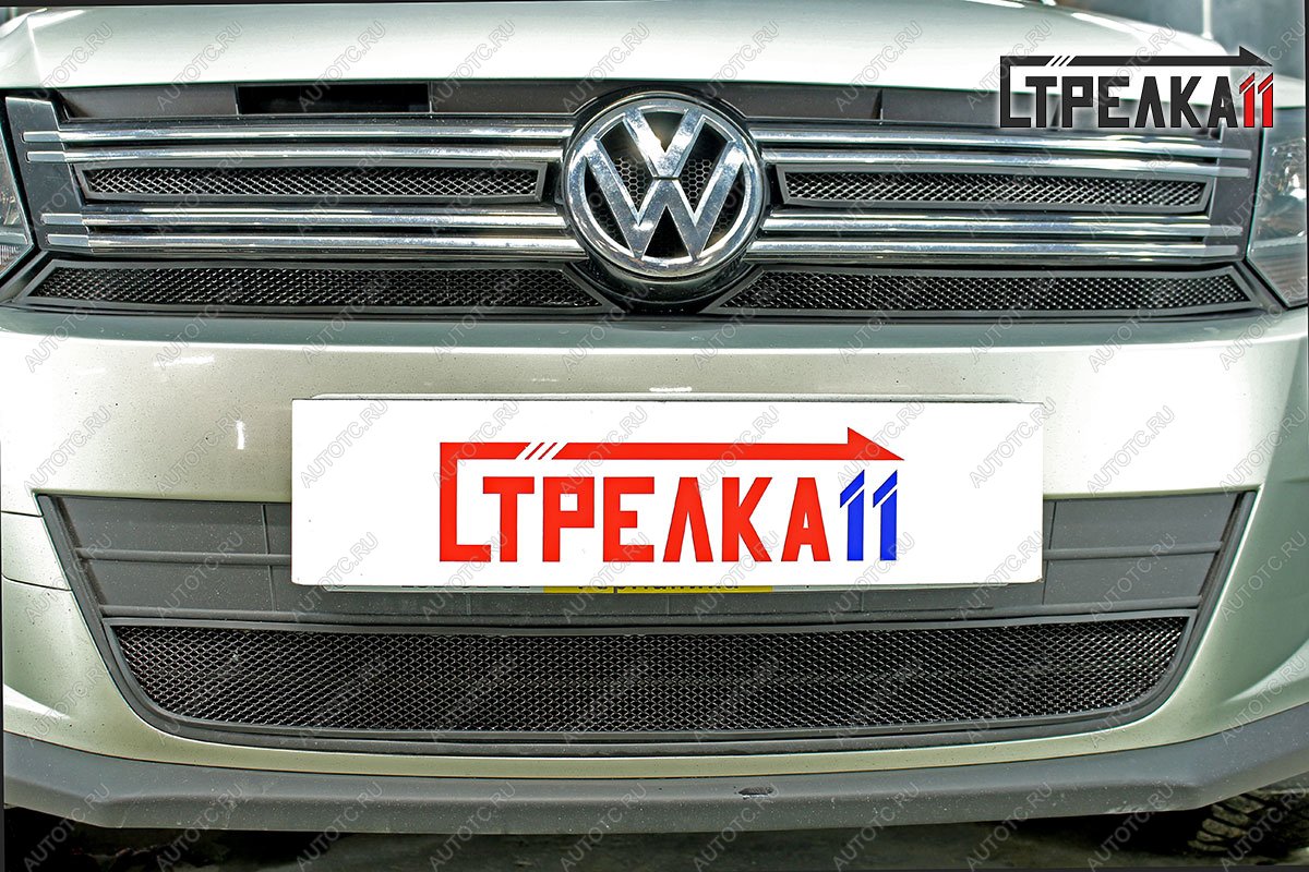 4 749 р. Защита радиатора (верх 4 части) Стрелка11 Стандарт Volkswagen Tiguan NF рестайлинг (2011-2017) (черная)  с доставкой в г. Керчь