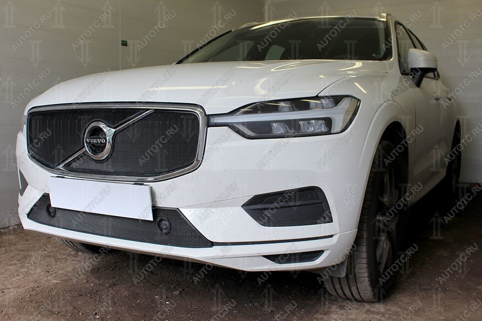 4 099 р.  Защита радиатора (Momentum) (верх 2 части) Стрелка11 Стандарт  Volvo XC60 (2017-2022) (черная)  с доставкой в г. Керчь