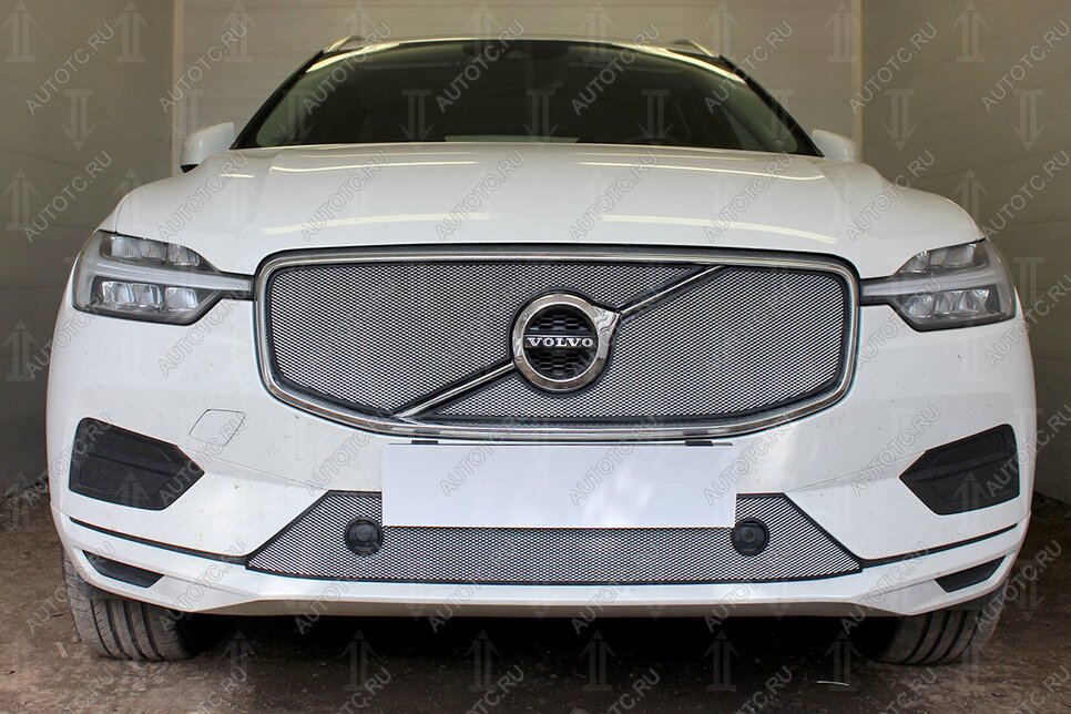 4 399 р. Защита радиатора (Momentum) (верх 2 части) Стрелка11 Стандарт  Volvo XC60 (2017-2022) (хром)  с доставкой в г. Керчь