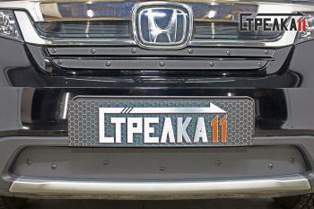 Зимняя заглушка решетки радиатора (низ с вентиляционной шторкой) Стрелка11 Honda Pilot  YF6 (2018-2021) рестайлинг (черная)