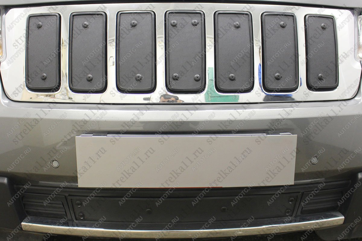 1 479 р. Зимняя заглушка решетки радиатора (верх) Стрелка11 Jeep Grand Cherokee WK2 дорестайлинг (2010-2013) (черная)  с доставкой в г. Керчь
