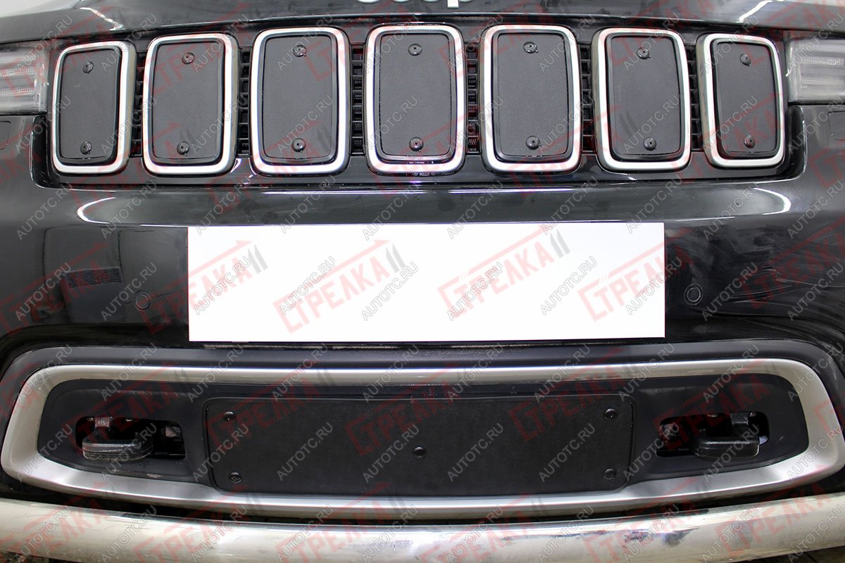 1 479 р. Зимняя заглушка решетки радиатора (верх) (Laredo, Limited, Overland) Стрелка11  Jeep Grand Cherokee  WK2 (2017-2022) 2-ой рестайлинг (черная)  с доставкой в г. Керчь
