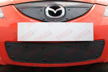 Зимняя заглушка решетки радиатора (низ) Стрелка11 Mazda 3/Axela  BK (2006-2009) рестайлинг седан (черная)
