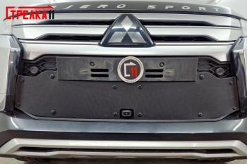 Зимняя заглушка решетки радиатора (низ с камерой) Стрелка11 Mitsubishi Pajero Sport  QF (2019-2022) рестайлинг (черная)