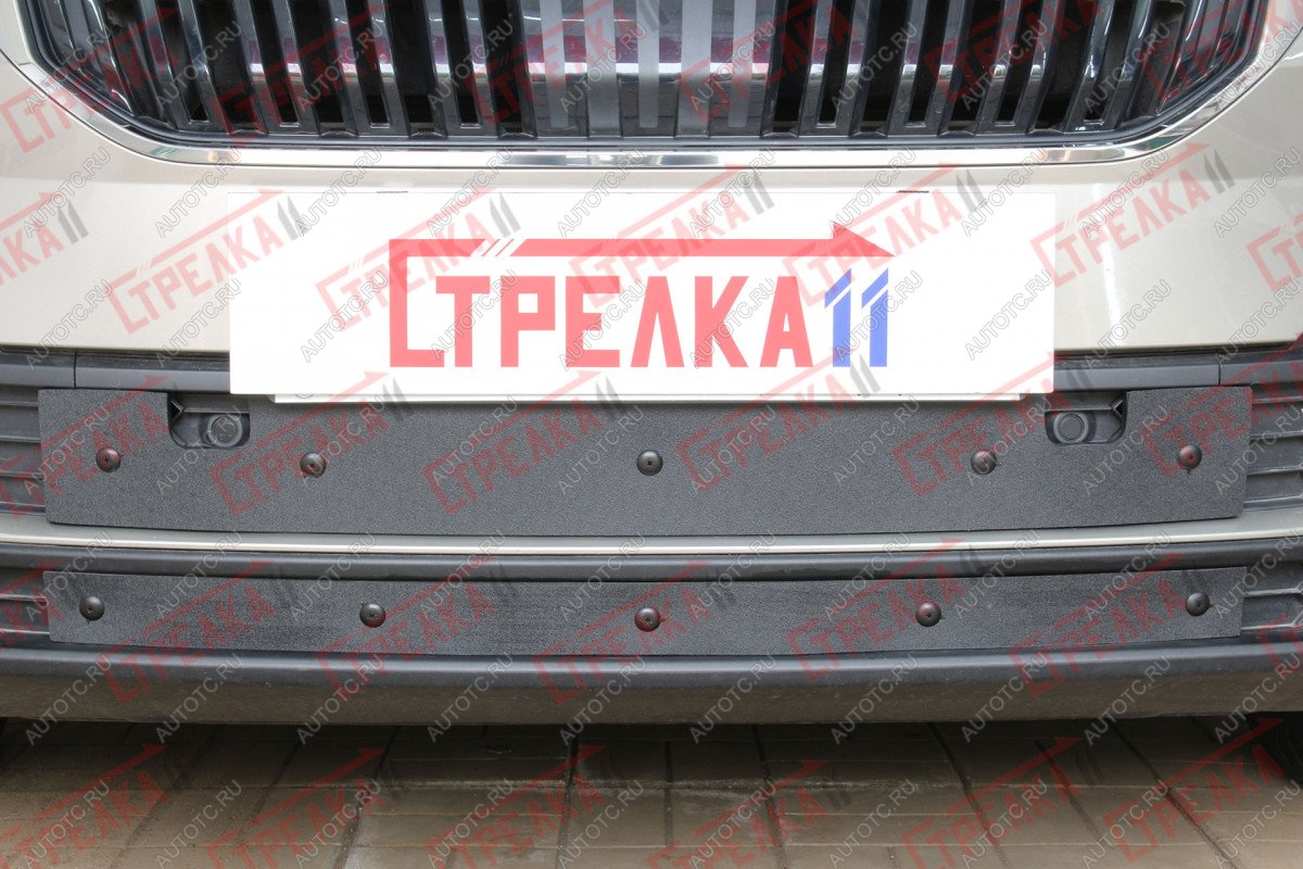 1 099 р. Зимняя заглушка решетки радиатора (низ с парктроником, 2 части) Стрелка11  Skoda Karoq  NU7 (2020-2025) рестайлинг (черная)  с доставкой в г. Керчь