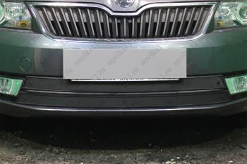 Зимняя заглушка решетки радиатора (2 части) Стрелка11 Skoda Rapid NH3 дорестайлинг лифтбэк (2012-2017) (черная)