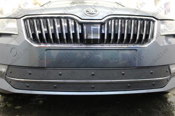 Зимняя заглушка решетки радиатора (2 части) Стрелка11 Skoda Superb B8 (3V) лифтбэк дорестайлинг (2015-2019) (черная)