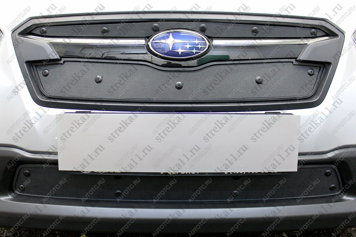 1 099 р. Зимняя заглушка решетки радиатора (верх, 2 части) Стрелка11 Subaru XV GT/G24 дорестайлинг (2017-2021) (черная)  с доставкой в г. Керчь