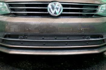 Зимняя заглушка решетки радиатора (3 части) Стрелка11 Volkswagen Jetta A6 седан рестайлинг (2015-2018) (черная)