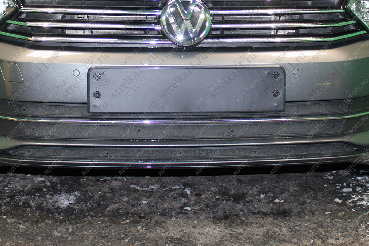 1 099 р. Зимняя заглушка решетки радиатора (1.4 TSI 1.8 2.0) Стрелка11 Volkswagen Passat B8 седан дорестайлинг (2015-2019) (черная)  с доставкой в г. Керчь