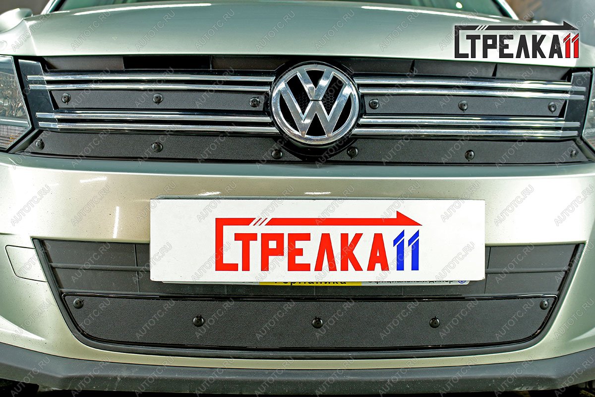 1 479 р. Зимняя заглушка решетки радиатора (верх 4 части) Стрелка11 Volkswagen Tiguan NF рестайлинг (2011-2017) (черная)  с доставкой в г. Керчь