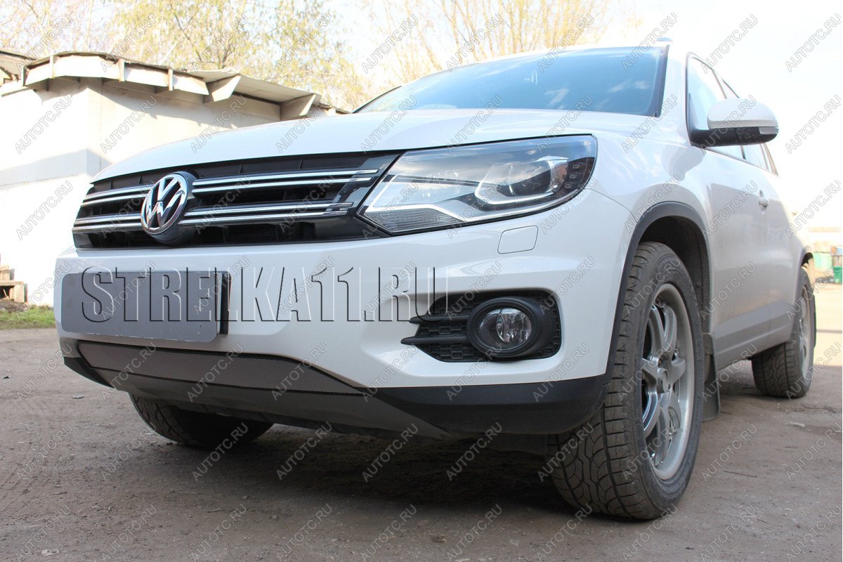 759 р. Зимняя заглушка решетки радиатора (Track&Field) Стрелка11 Volkswagen Tiguan NF рестайлинг (2011-2017) (черная)  с доставкой в г. Керчь