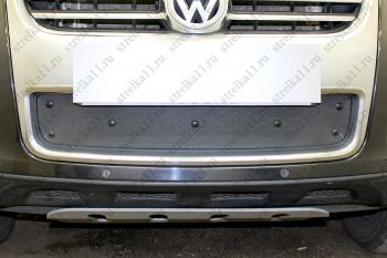 Зимняя заглушка решетки радиатора (низ) Стрелка11 Volkswagen Touareg GP рестайлинг (2006-2010) (черная)
