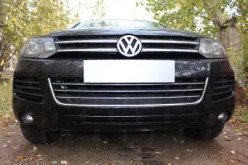 759 р. Зимняя заглушка решетки радиатора (центральная) Стрелка11 Volkswagen Touareg NF дорестайлинг (2010-2014) (черная)  с доставкой в г. Керчь. Увеличить фотографию 2