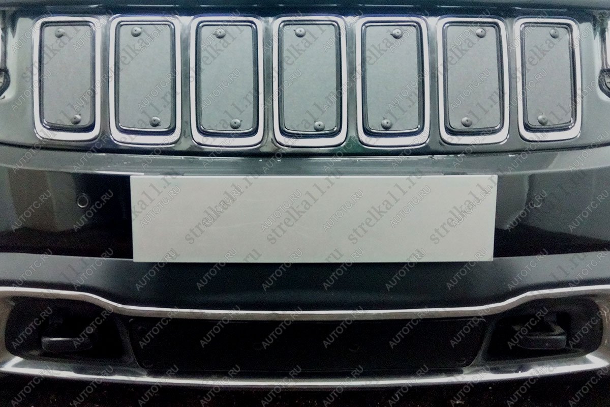 1 679 р. Зимняя заглушка решетки радиатора (Overland, SRT8, премиум) Стрелка11 Jeep Grand Cherokee WK2 1-ый рестайлинг (2013-2018) (черная)  с доставкой в г. Керчь