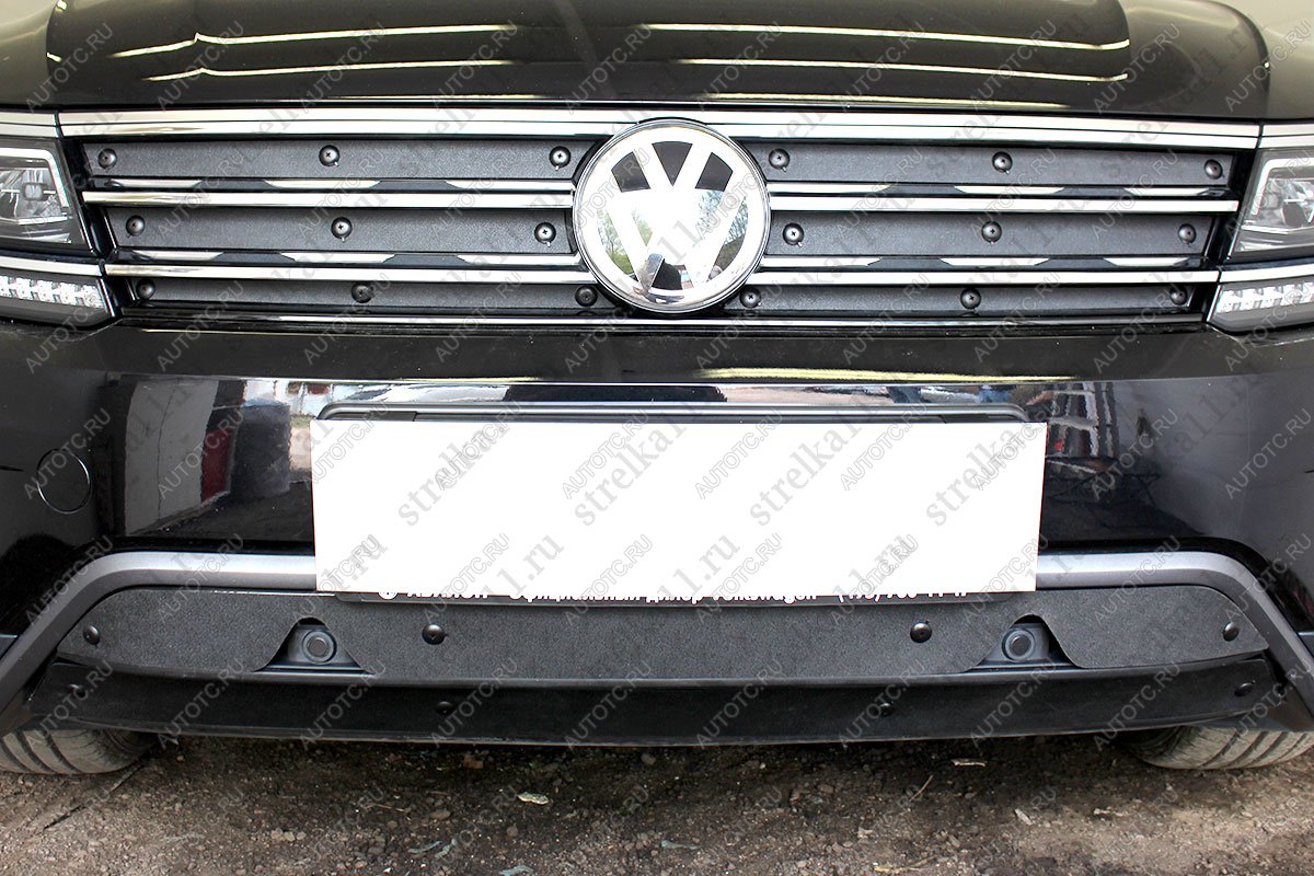 1 279 р. Зимняя заглушка решетки радиатора (низ с камерой) (Off-Road)Стрелка11  Volkswagen Tiguan  Mk2 (2016-2020) дорестайлинг (черная)  с доставкой в г. Керчь