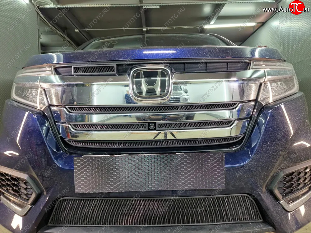 2 399 р. Защитная сетка в бампер (низ, ячейка 3х7 мм) Alfeco Стандарт Honda StepWagon 5 RP1,RP2, RP3, RP4, RP5  минивэн рестайлинг (2017-2022) (Чёрная)  с доставкой в г. Керчь