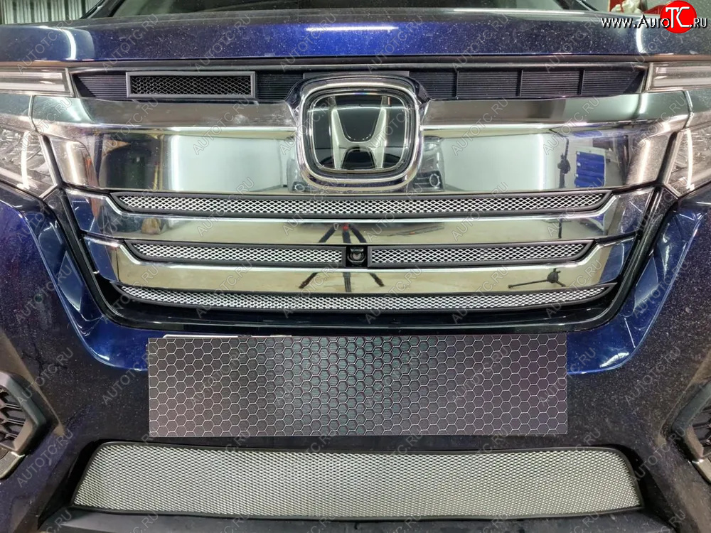 2 569 р. Защитная сетка в бампер (низ, ячейка 3х7 мм) Стрелка11 Стандарт  Honda StepWagon  5 RP1,RP2, RP3, RP4, RP5 (2017-2022)  минивэн рестайлинг (Хром)  с доставкой в г. Керчь