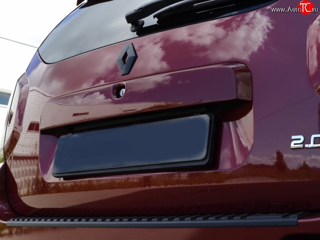 1 549 р. Накладка на пятую дверь Антихром Kart RS Renault Duster HS дорестайлинг (2010-2015) (Тисненный пластик)  с доставкой в г. Керчь