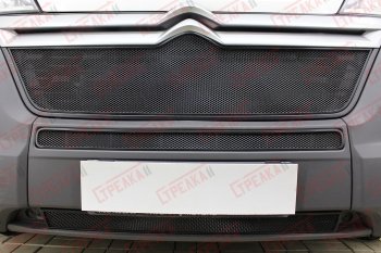 Защитная сетка радиатора в бампер (ячейка 3х7 мм, верх) Стрелка 11 Стандарт CITROEN Jumper  290 (2014-2022) рестайлинг (черная)