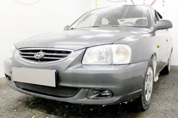 Защитная сетка радиатора в бампер (ячейка 3х7 мм) Стрелка11 Стандарт Hyundai Accent  2 LC (1999-2012) седан дорестайлинг (ТагАЗ) (черная)