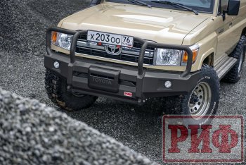 67 989 р. Бампер передний силовой РИФ Toyota Land Cruiser 70 5 дв. 2-ой рестайлинг (1999-2004) (С дополнительными фарами и защитной дугой, под штатную лебедку)  с доставкой в г. Керчь. Увеличить фотографию 2