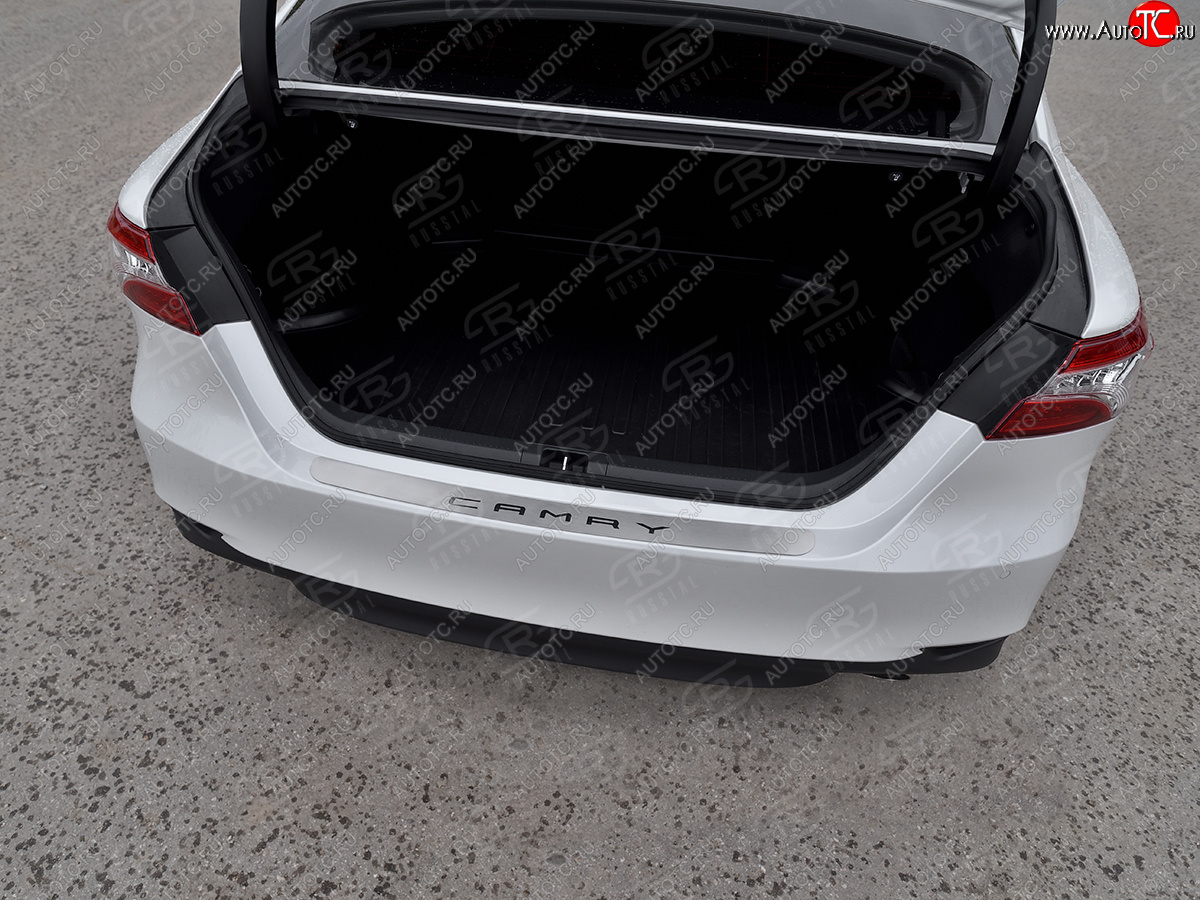 3 599 р. Защитная накладка заднего бампера Russtal  Toyota Camry  XV70 (2017-2021) дорестайлинг (нержавейка шлифованная с надписью)  с доставкой в г. Керчь
