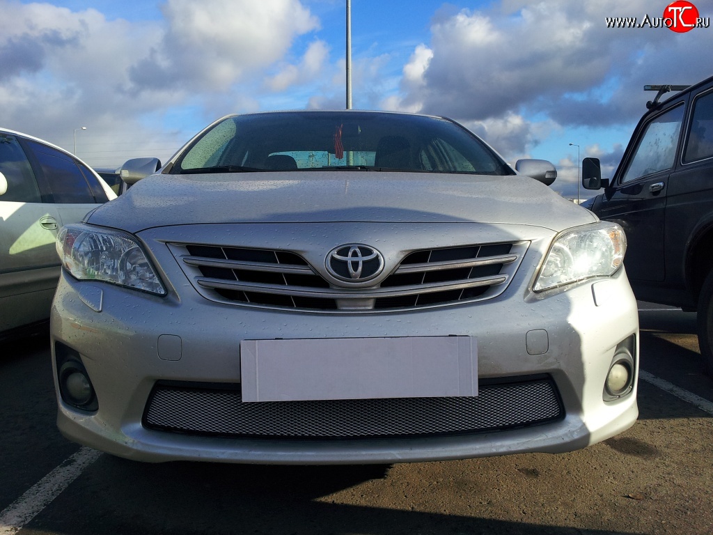 1 539 р. Сетка на бампер Russtal (хром) Toyota Corolla E150 седан рестайлинг (2009-2013)  с доставкой в г. Керчь