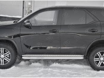 32 849 р. Защита порогов (труба d63 мм с листом) SLITKOFF Toyota Fortuner AN160 дорестайлинг (2015-2020) (Лист алюминий/профиль нержавейка)  с доставкой в г. Керчь. Увеличить фотографию 2