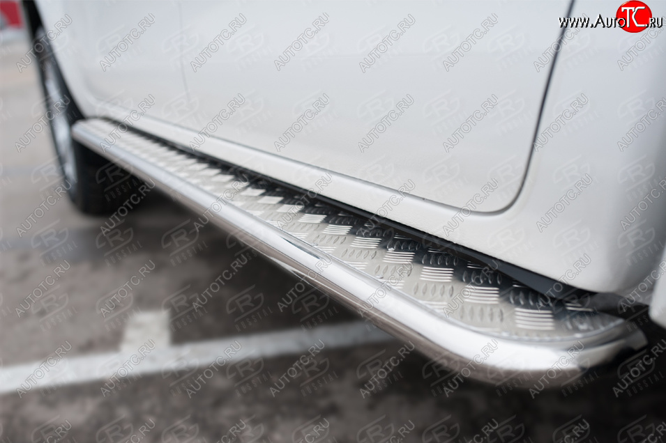 28 899 р. Порожки для ног SLITKOFF (Ø42 мм)  Toyota Hilux  AN120 (2020-2025) 2-ой рестайлинг (лист - алюминий, профиль - нержавейка)  с доставкой в г. Керчь