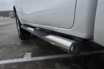 Защита порогов (Ø76 мм с накладкой, BLACK ONYX) SLITKOFF Toyota Hilux  AN120 (2020-2025) 2-ой рестайлинг (с пластиковыми заглушками на торцах, полированная нержавейка)