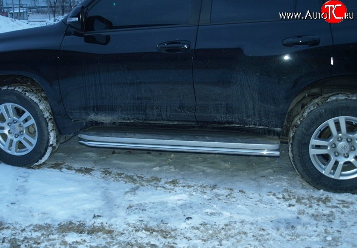 8 799 р. Защита порогов d42 мм Металл Дизайн  Toyota Land Cruiser Prado  J150 (2009-2013) дорестайлинг (полированная нержавейка)  с доставкой в г. Керчь