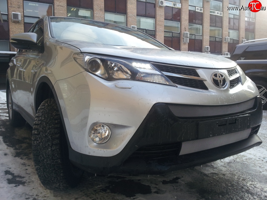1 539 р. Нижняя сетка (для комплектации Стандарт) на бампер Russtal (хром) Toyota RAV4 XA40 5 дв. дорестайлинг (2012-2015)  с доставкой в г. Керчь