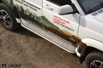 20 699 р. Порожки для ног из трубы Ø51 с алюминиевой площадкой Petroil Tuning Уаз Патриот 3163 5-дв. 1-ый рестайлинг (2014-2016) (Нержавеющая полированная сталь)  с доставкой в г. Керчь. Увеличить фотографию 3
