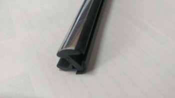 Универсальный уплотнитель FlexLine (8 mm U-LIP 2 лепестка, хромированная полоса, 1 погонный метр)  