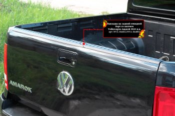 1 799 р. Накладка на задний откидной борт RA Volkswagen Amarok дорестайлинг (2009-2016) (Поверхность шагрень)  с доставкой в г. Керчь. Увеличить фотографию 3