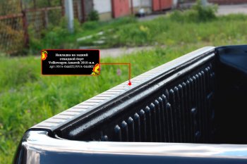 1 799 р. Накладка на задний откидной борт RA Volkswagen Amarok дорестайлинг (2009-2016) (Поверхность шагрень)  с доставкой в г. Керчь. Увеличить фотографию 2