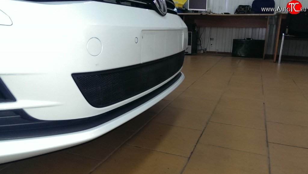 2 099 р. Сетка на бампер Russtal (черная) Volkswagen Golf 7 дорестайлинг, хэтчбэк 5 дв. (2012-2017)  с доставкой в г. Керчь
