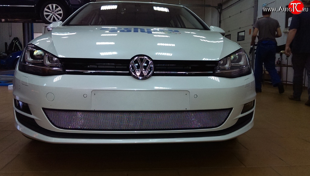 1 539 р. Сетка на бампер Russtal (хром) Volkswagen Golf 7 дорестайлинг, хэтчбэк 5 дв. (2012-2017)  с доставкой в г. Керчь