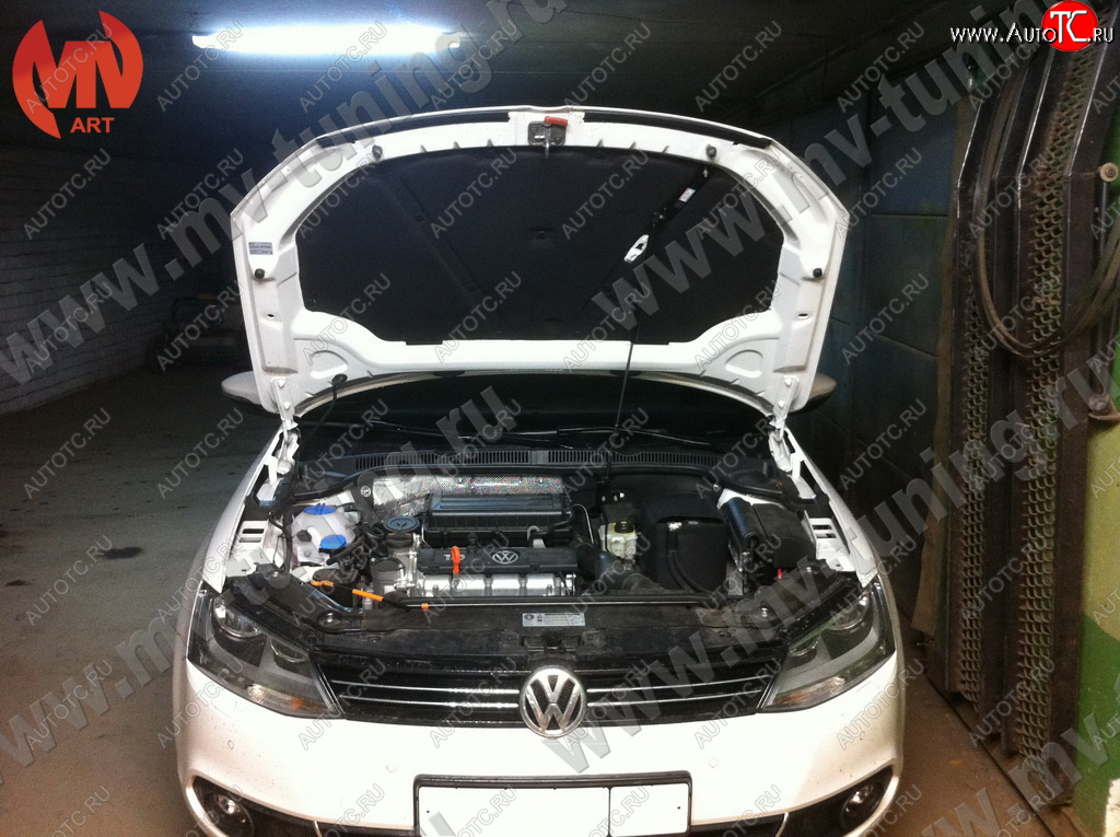 2 969 р. Упор капота MV-Tuning (одинарный)  Volkswagen Jetta  A6 (2011-2018) седан дорестайлинг, седан рестайлинг  с доставкой в г. Керчь