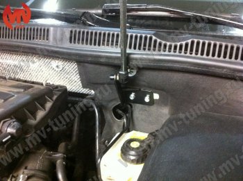 2 969 р. Упор капота MV-Tuning (одинарный)  Volkswagen Jetta  A6 (2011-2018) седан дорестайлинг, седан рестайлинг  с доставкой в г. Керчь. Увеличить фотографию 3